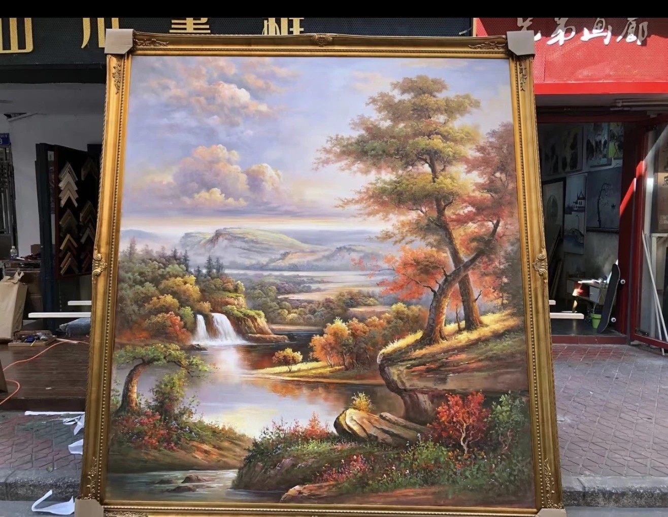 老廖手绘《秋日山水》竖幅风景油画，暖金色调河道瀑布，适合玄关墙面挂画