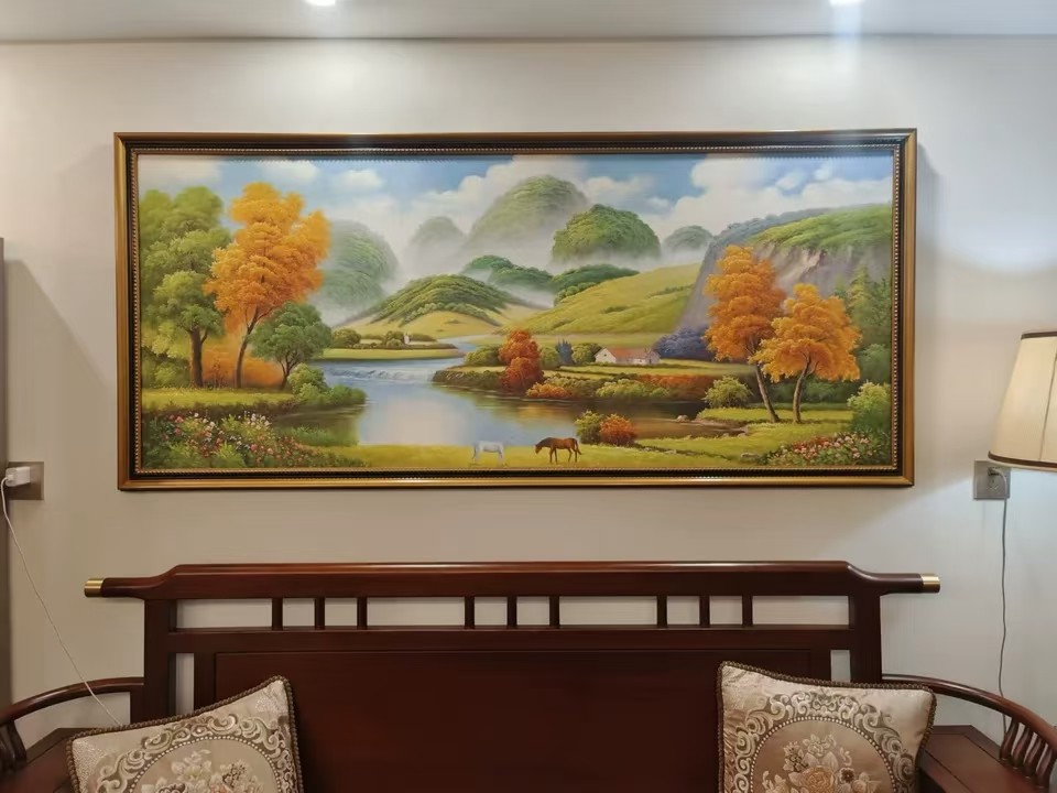 老廖手绘《秋树双马山水》油画，暖绿金橙清透蓝调，河畔草地双马金黄秋树白墙小屋，适合卧室客厅挂画