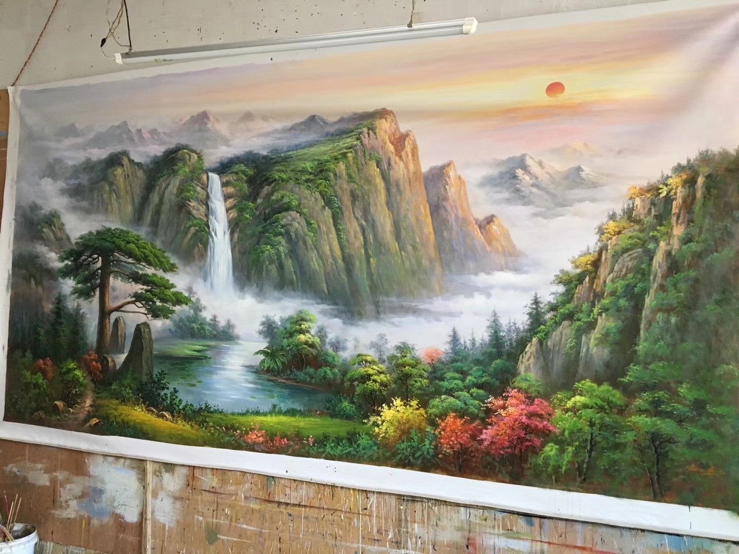 老廖手绘《旭日云海聚宝盆》油画画室实拍，放大可见笔触方向与颜料厚度，证明真手绘细节